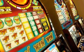 Tampilan permainan Starburst dengan simbol-simbol berwarna cerah dan wild ekspanding di platform line togel